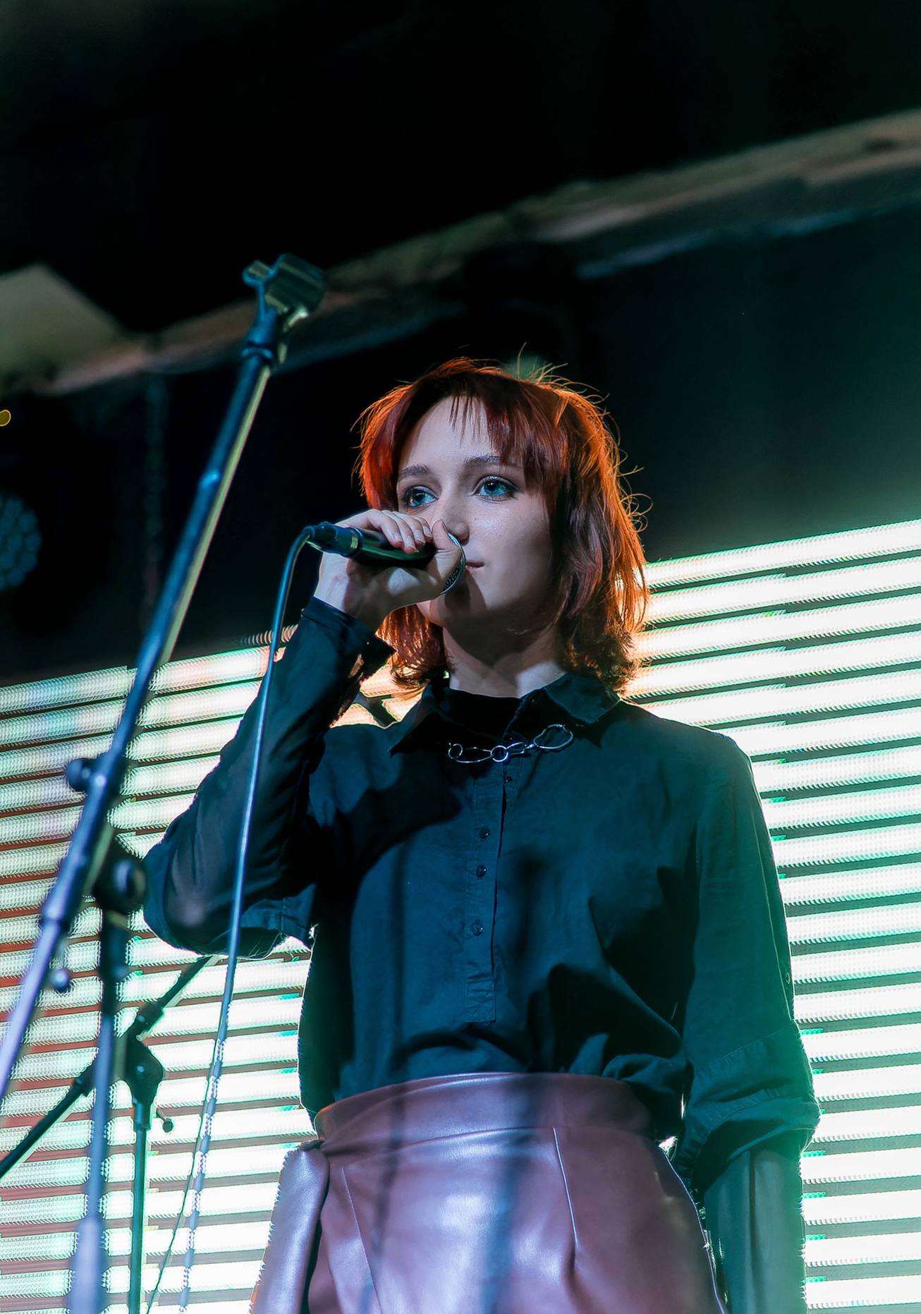 Преподаватель вокала на сцене